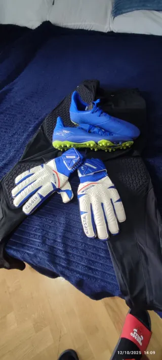 Ropa de portero: guantes y botas