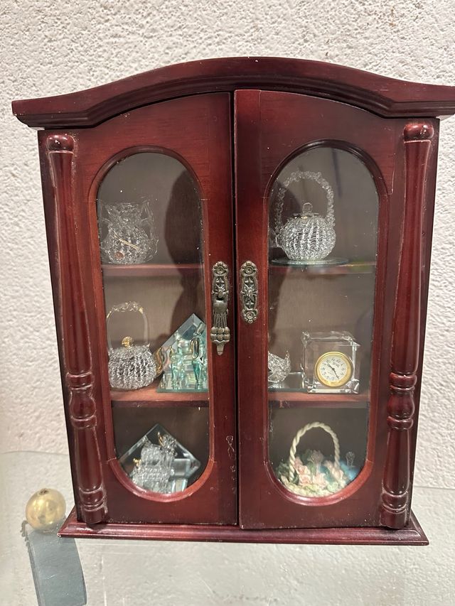 Armario vitrina figuras cristal
