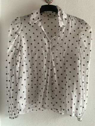 Blusa Stradivarius lunares blanca y negra