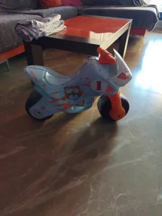 Moto correpasillos infantil azul y naranja