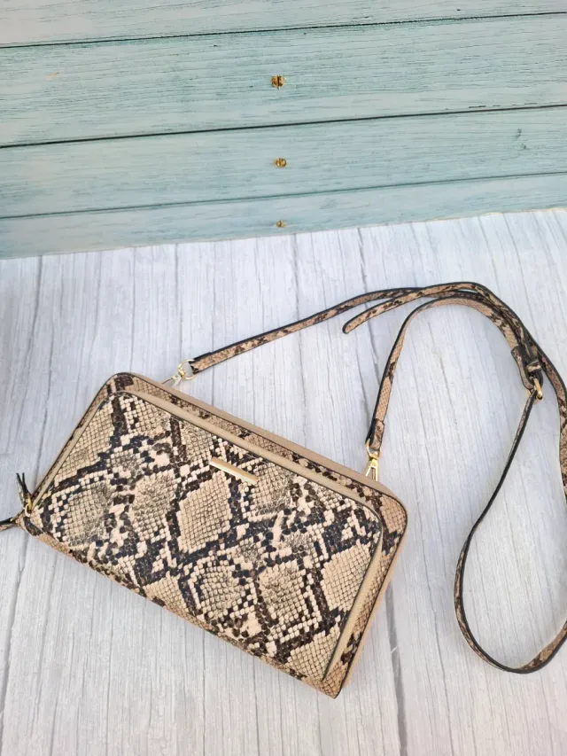 Sandalias tacón serpiente y cartera nueva a juego