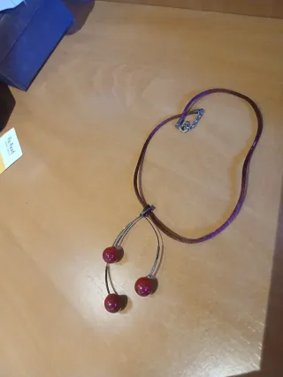 Collar con colgante de cerezas