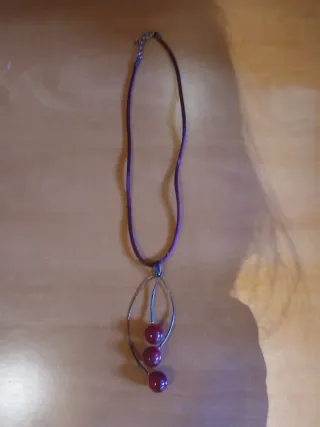 Collar con colgante de cerezas