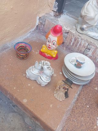 Lote de porcelana: tazas, platos y figuras