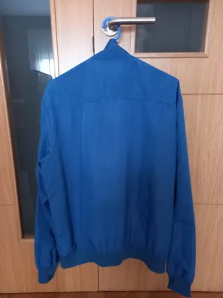 CHAQUETA LIGERA CON CREMALLERA