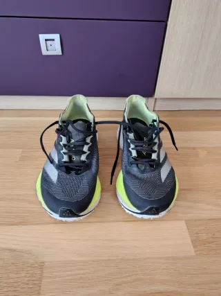 Zapatillas Adidas Negras y Amarillas