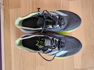 Zapatillas Adidas Negras y Amarillas