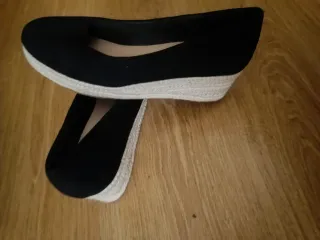 Cuñas negras cerradas talla 41