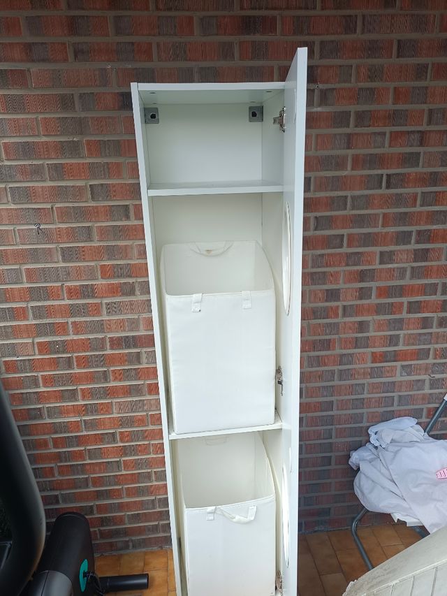 Dos armarios blancos