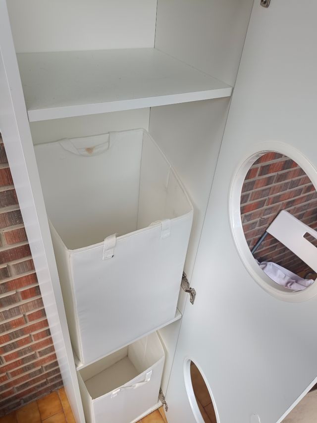 Dos armarios blancos