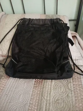 Mochila deportiva gris y negra