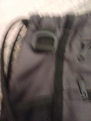 Mochila deportiva gris y negra