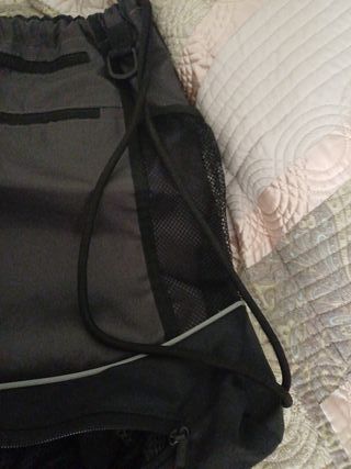 Mochila deportiva gris y negra