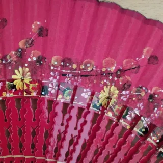 Abanico rojo decorado