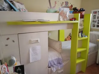 Cama litera con estantería y cajones
