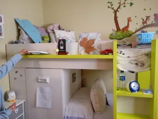 Cama litera con estantería y cajones