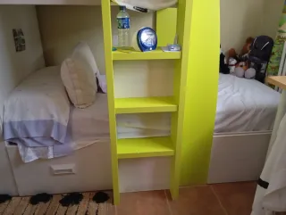 Cama litera con estantería y cajones
