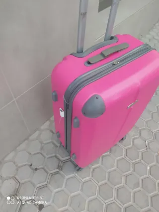 Maleta de viaje rosa con ruedas