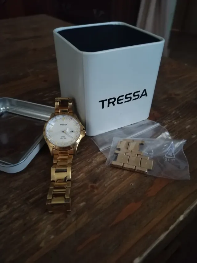Reloj Tressa Dorado con Caja