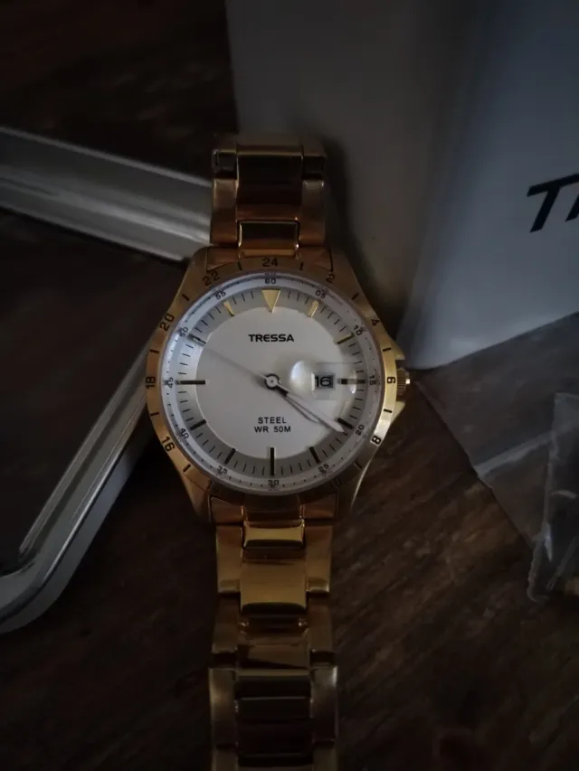 Reloj Tressa Dorado con Caja