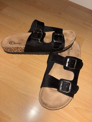 Chanclas negras con hebillas