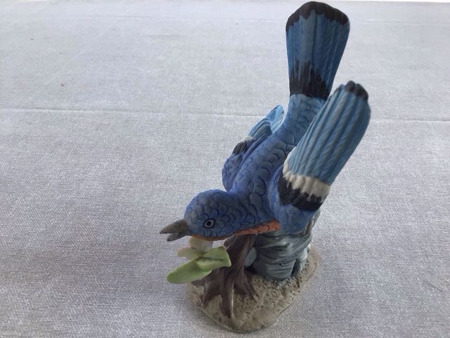 Pájaro de porcelana azul y rosa