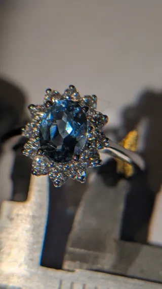 Anillo de oro blanco 18K con aguamarina natural