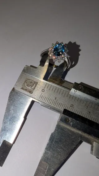 Anillo de oro blanco 18K con aguamarina natural