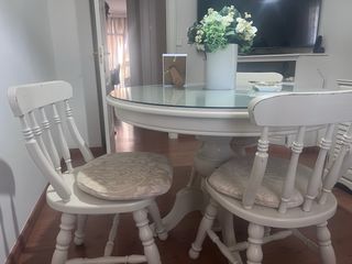 Mesa de comedor redonda con 4 sillas y aparador