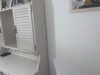 Mesa de comedor redonda con 4 sillas y aparador