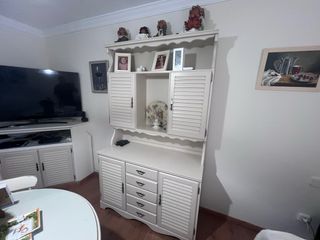 Mesa de comedor redonda con 4 sillas y aparador