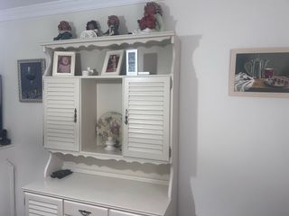 Mesa de comedor redonda con 4 sillas y aparador