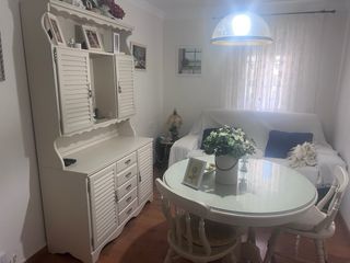 Mesa de comedor redonda con 4 sillas y aparador
