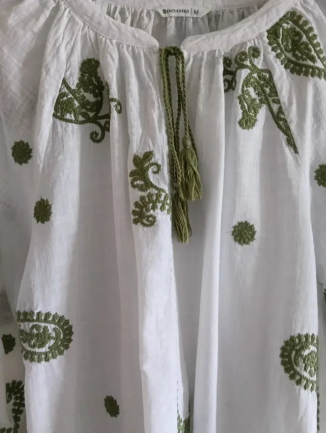Camisa blanca bordada verde Talla M