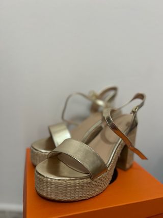 Sandalias doradas plataforma tacón