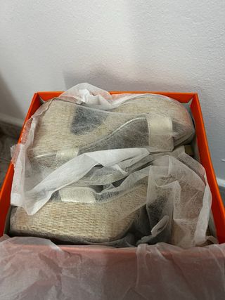 Sandalias doradas plataforma tacón