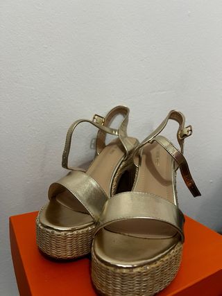 Sandalias doradas plataforma tacón