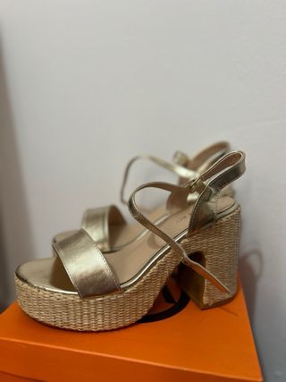 Sandalias doradas plataforma tacón