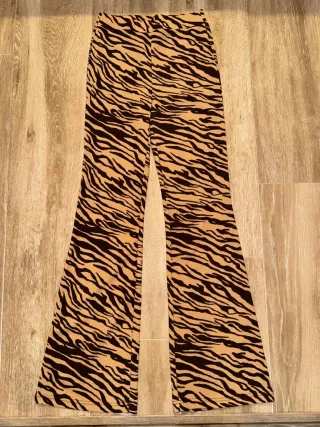 Pantalones campana estampado 