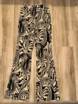 Pantalones campana estampado 