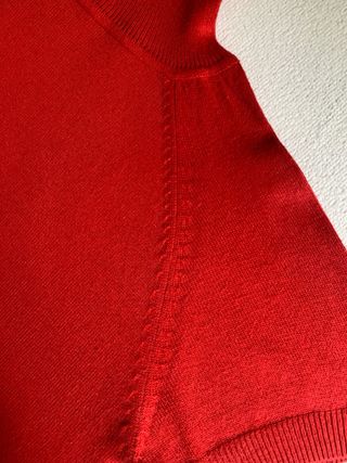 Jersey de punto rojo cuello alto manga corta