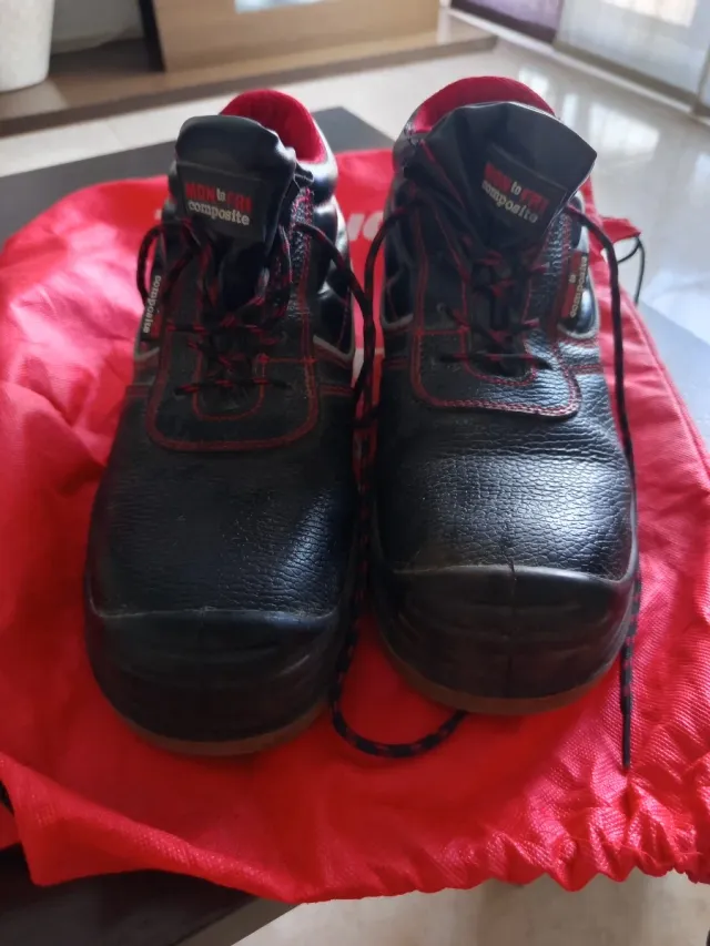 Botas de seguridad negras y rojas