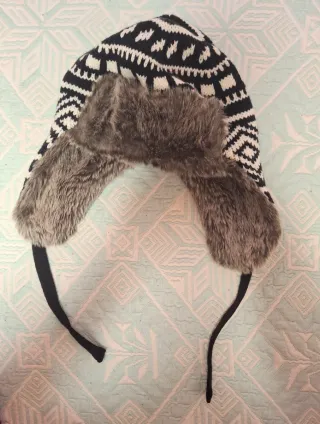 Gorro de lana con orejeras