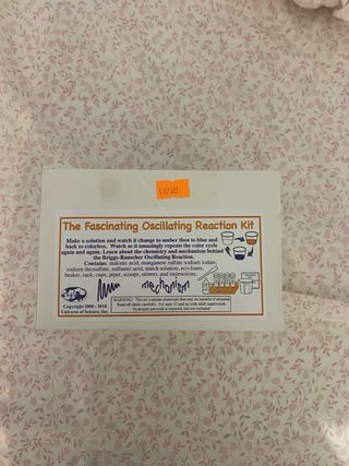 Experimento para niños supervisado por una adulto.