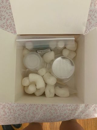 Experimento para niños supervisado por una adulto.