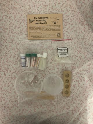 Experimento para niños supervisado por una adulto.