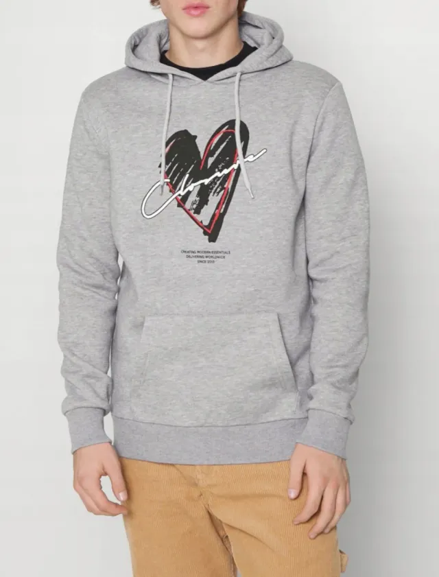 Sudadera gris con estampado de corazón