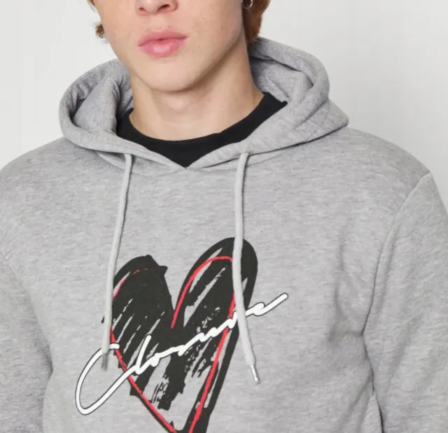 Sudadera gris con estampado de corazón