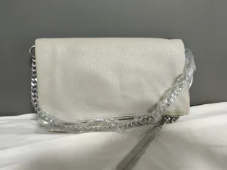 Bolso de poli piel beige con cadena plateada