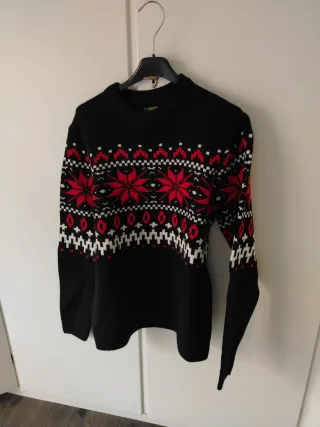 Maglione natalizio nero e rosso